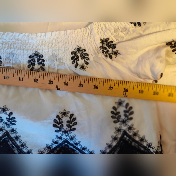 San Joy Elegant Black and White Crop Top - Picture 6 of 6